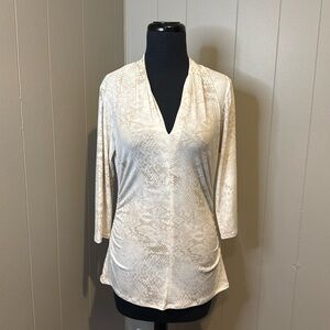 VINCE CAMUTO Women’s Small Demure snakeskin V neck 3 quarter Sleeve Blouse